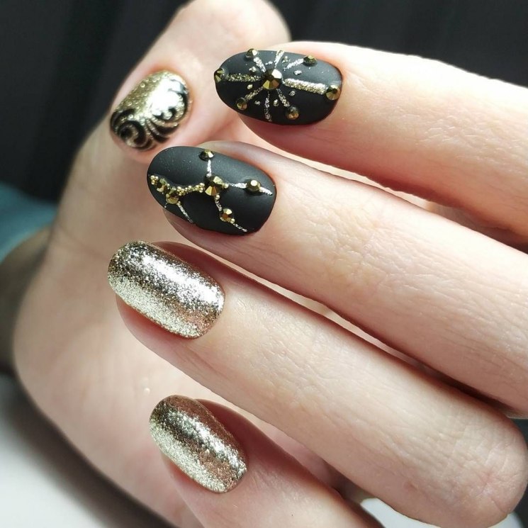 Модные золотые ногти с цветами 2022