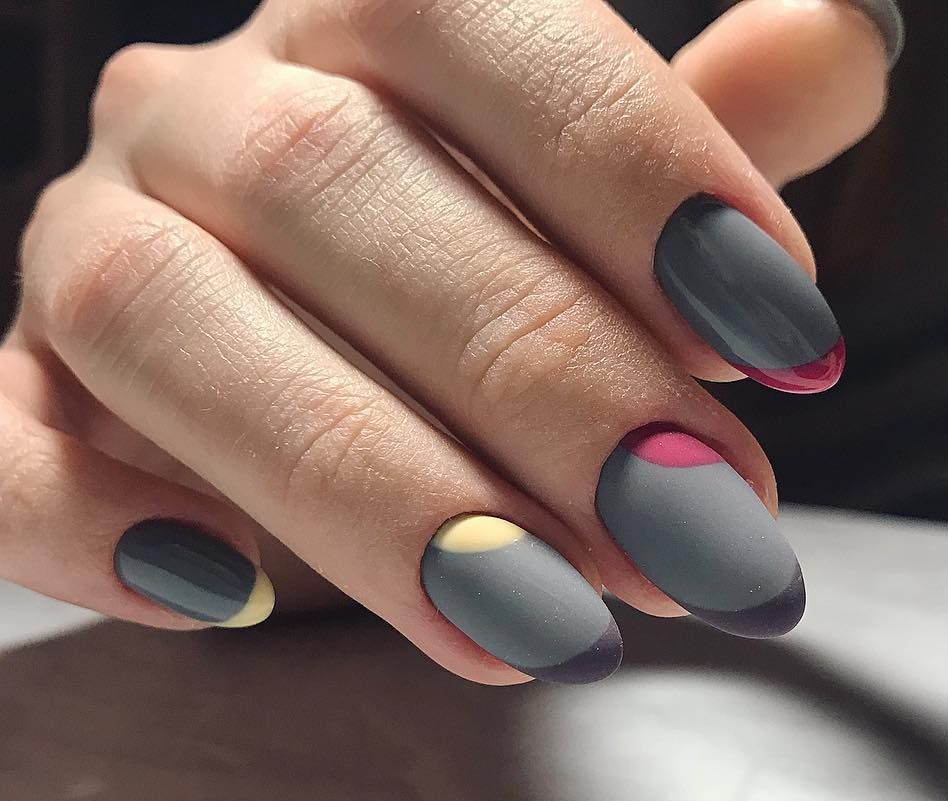 Модный серый маникюр, любимые серо-матовые ногти 2022