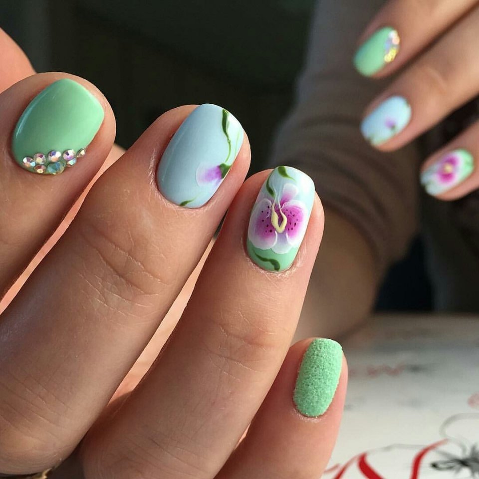 Мятный дизайн ногтей с цветами 2022