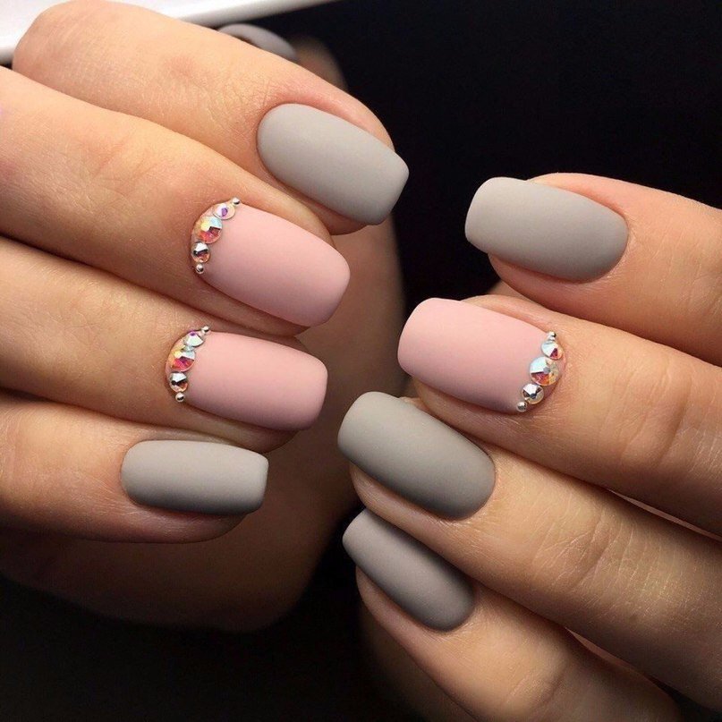 Нюдово-серый цвет маникюра, дизайн ногтей 