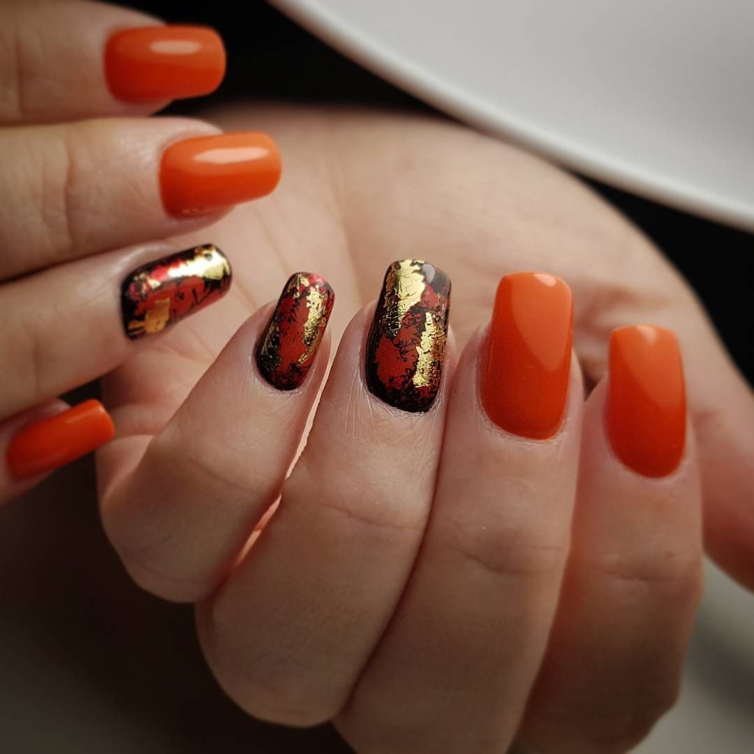 Оранжевый дизайн ногтей, фольга с декором 2021