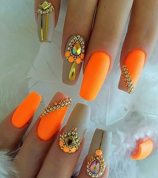 Оранжевый дизайн ногтей с декором 2021