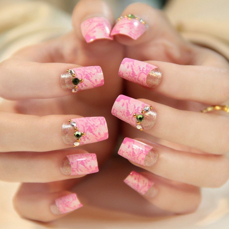 Розовый дизайн ногтей стразами, модные стразы 2021