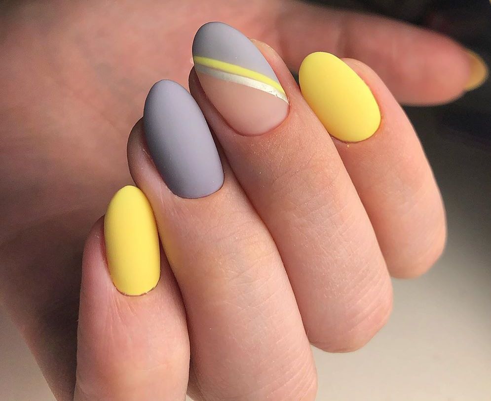 Серый маникюр с желтым цветом, серо-желтые ногти 2021