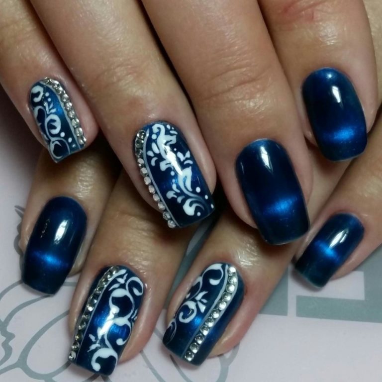 Синие ногти, модные с цветами 2021