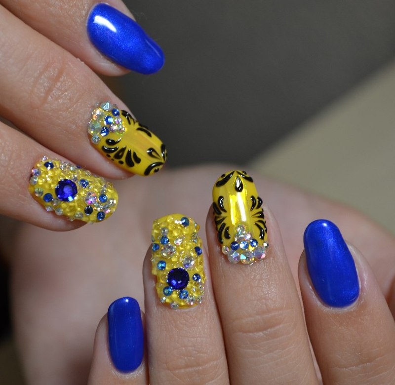 Синие ногти с желтым цветом 2021