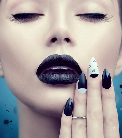 Темные ногти, дизайн длинного маникюра, модный с цветами, шеллак 2022