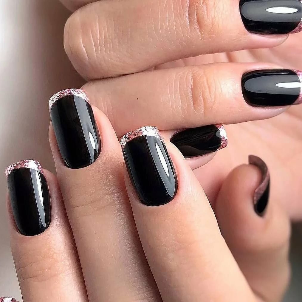 Маникюр на короткие ногти черного цвета с дизайном фото