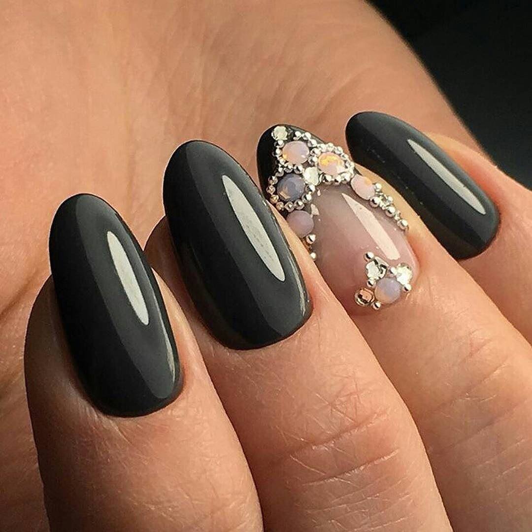 Темный дизайн ногтей с цветами 2021