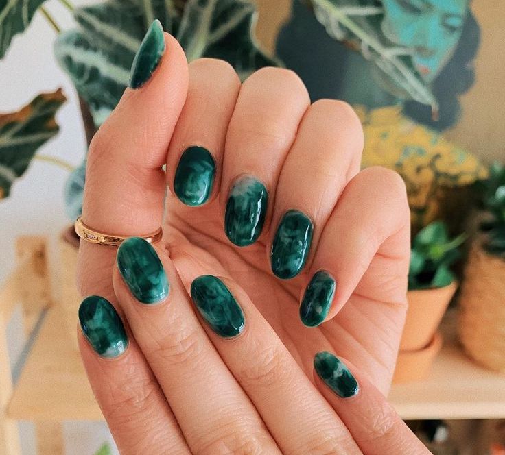 Зеленые ногти, модные с цветами 2022