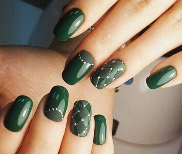 Зеленые ногти с цветами, стильные 2022