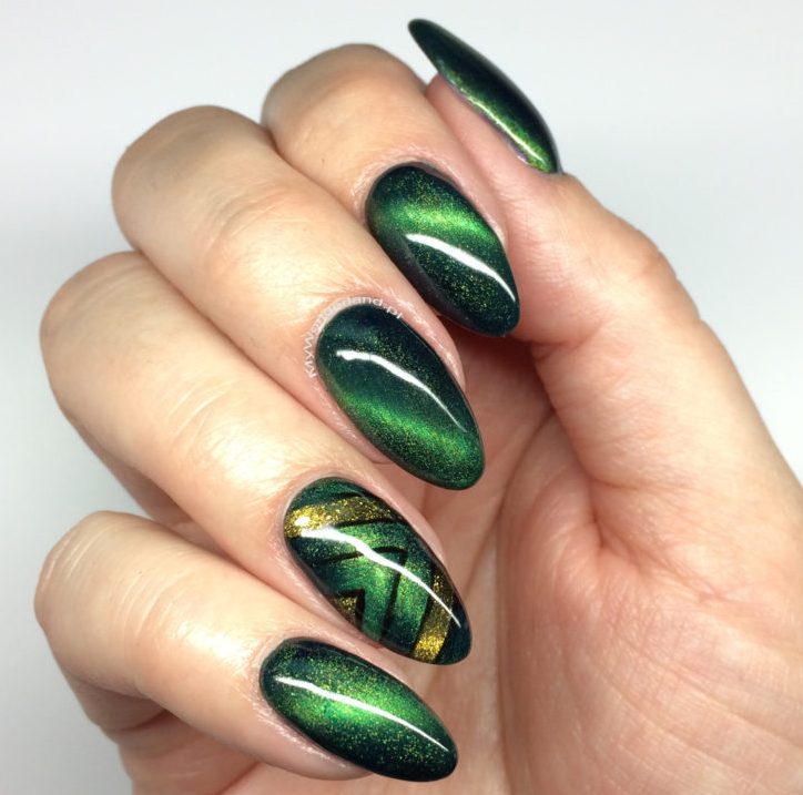 Зеленые ногти с матовым цветом 2022