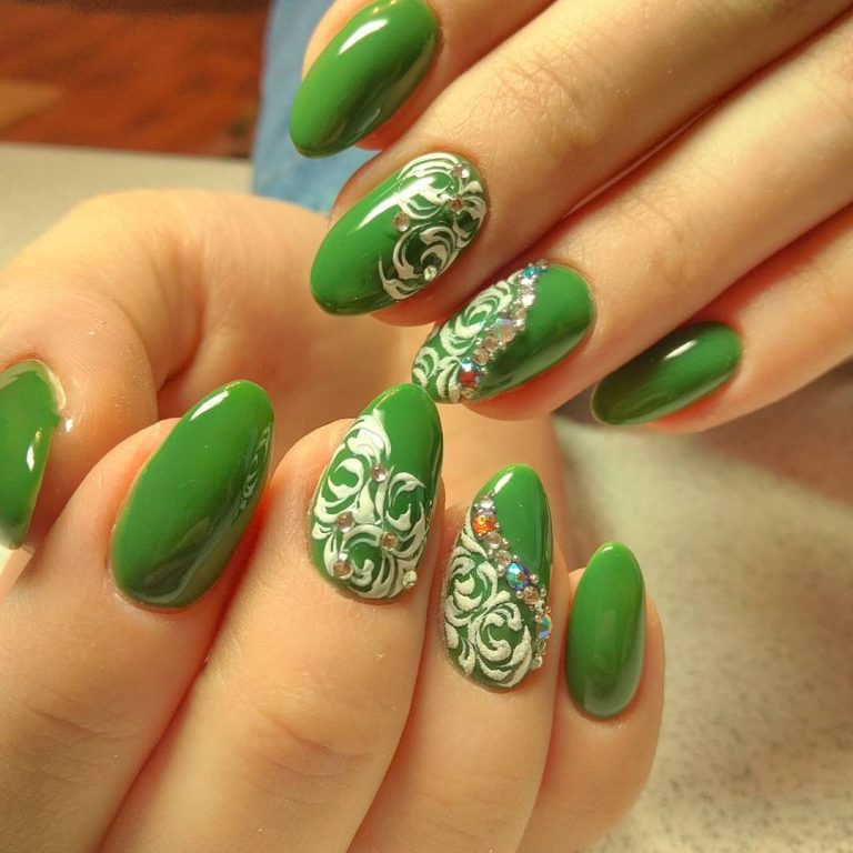 Зеленые ногти со стразами, стильные 2022