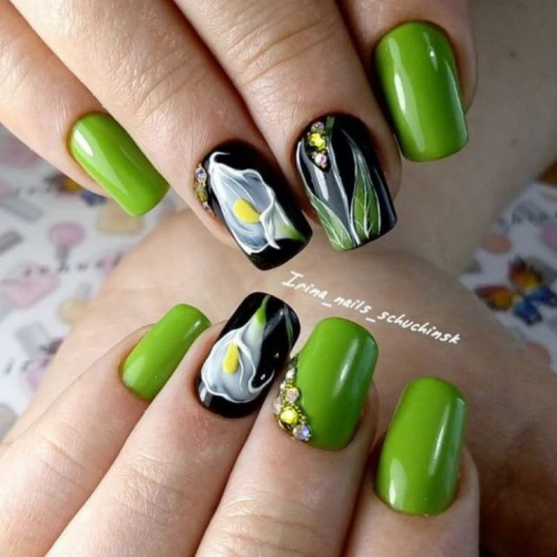 Зеленый дизайн ногтей с цветами 2022