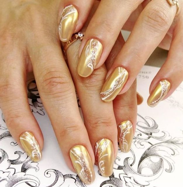 Золотые ногти, модные с цветами 2020