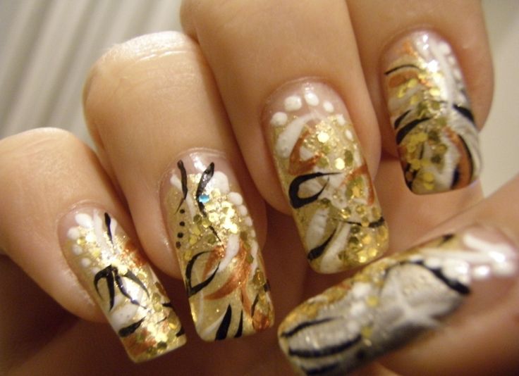Золотые ногти с цветами, красивый стиль 2021