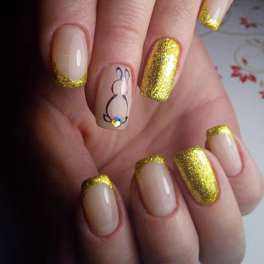 Золотые ногти с красивыми формами 2021